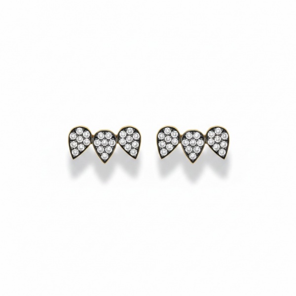 Par de brincos ponto de luz em ouro amarelo 18k com ródio negro, compostos por três módulos triangulares em pavê de diamantes brancos. Peso: 3,8 g