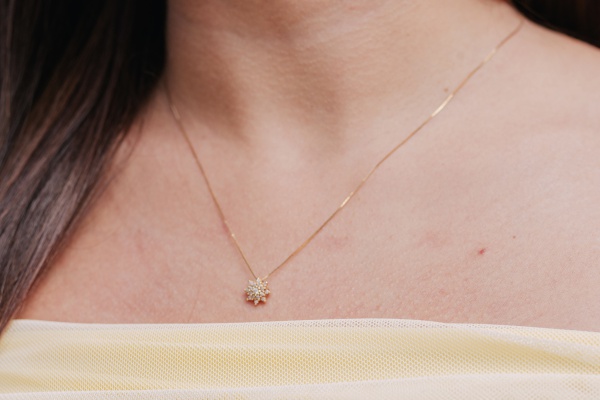 Colar feminino em ouro amarelo 18k com corrente veneziana da joalheria monte carlos. Pingente em formato de estrela cravejado com diamantes brilhantes totalizando 1,12 ct, com diamante central de 0,05