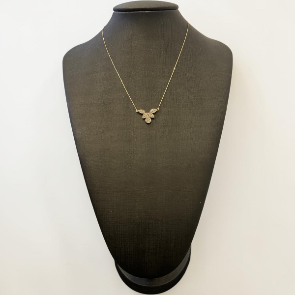 Colar em Ouro Amarelo 18k com Pingente Pavê , corrente veneziana aproximadamente 42 cm com pingente de três pétalas cravejadas com brilhantes. Peso: 3g.
