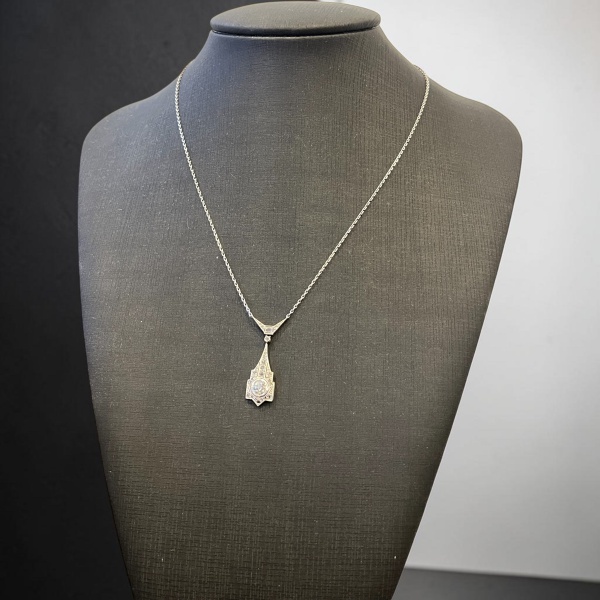 Colar com pendente vintage de brilhantes pesando aproximadamente 5.36g, platina. Brilhantes pesando aproximadamente 1,0 ct
