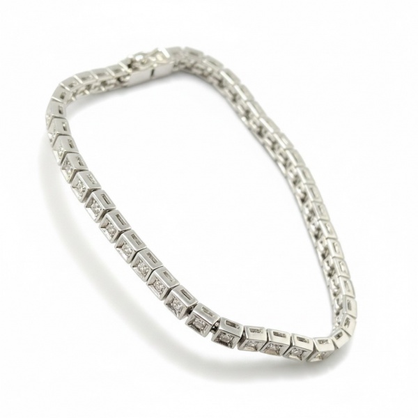 Diamantes lapidação princesa, cravação channel (calha). Total aproximadamente 2,50 ct Peso aproximadamente 17,3 g Comprimento 18,5 cm.
