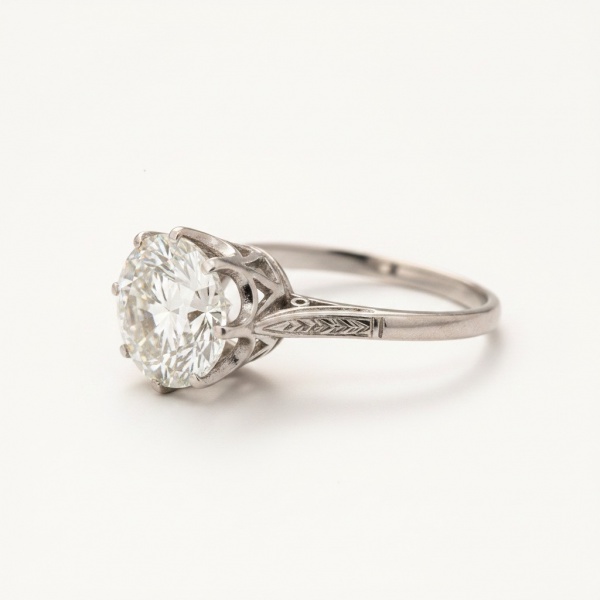 Anel solitário em platina, modelo 8 garras, com um diamante de lapidação redonda brilhante de aproximadamente 2,00 ct, cor I e pureza VS-1. Peso total do anel: 3,2 gramas.Acompanha Parecer Técnico de
