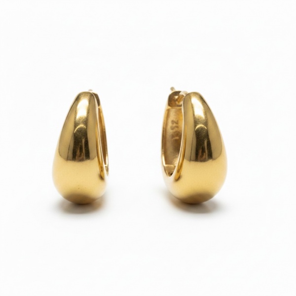 Peso 5,3gPar de brincos argola em ouro amarelo com design gota volumoso e acabamento liso espelhado.