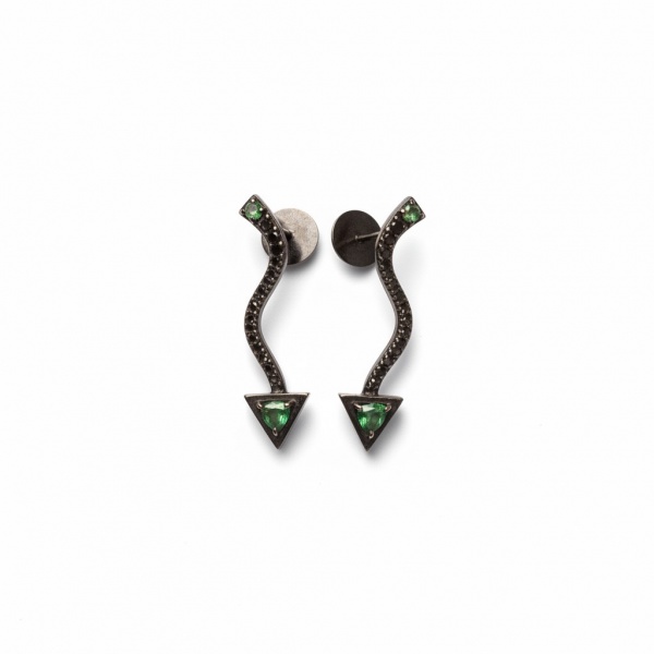 Brincos pendurados em metal com banho de ródio negro, cravejados de diamantes negros em micro-pavê ao longo da haste ondulada. Ornamentados com esmeralda triangulares no topo e na ponta de flecha inve