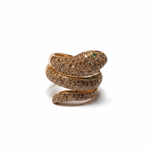 Anel em ouro rosé em formato de serpente enrolada, inteiramente pavimentada com diamantes rosé e olho cravejado com esmeralda verde.Peso: 10,5 g | Aro: 15