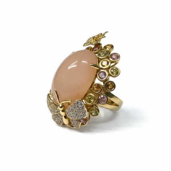 Anel de ouro 18k com gema rosa ao centro e detalhe de borboleta cravejada com brilhantes e pedras coloridas. Peso: 19,5 g | Aro: 15