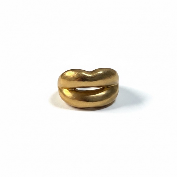 Anel em ouro amarelo com acabamento acetinado, design escultórico em formato de lábios estilizados, com volume tridimensional e abertura central.Peso: 14 g | Aro: 15,7