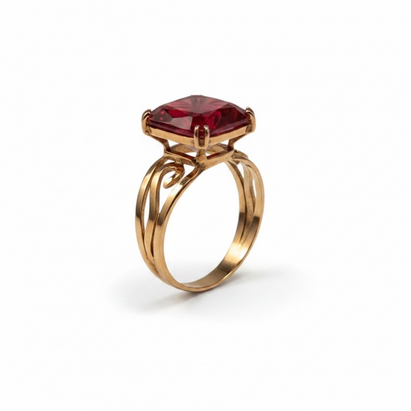 Anel em ouro 750, aro 15, peso 5,0 g. Pedra vermelha lapidação quadrada, engaste em 4 garras. Design vazado com hastes duplas entrelaçadas e filigrana na base.