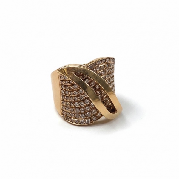 Anel em ouro amarelo 18k, peso 13,1g, aro 13. Topo largo em formato de onda, densamente cravejado em múltiplas fileiras de diamantes redondos brilhantes.