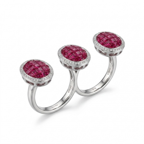 Anel duplo (dois aros) em ouro branco 18k, peso 9,0g. Apresenta três elementos ovais com rubis em corte princesa em cravação invisível cada um circundado por halo de diamantes redondos brilhantes em p