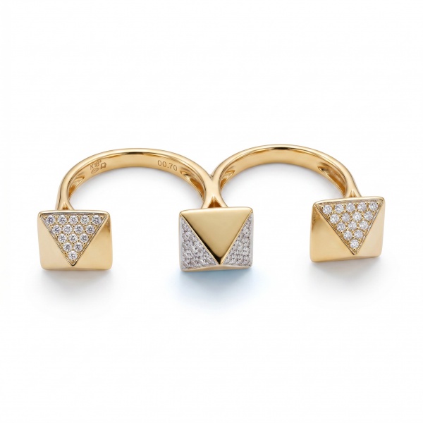 Anel duplo (dois aros) em ouro amarelo 18k, peso 9,4g. apresenta três elementos piramidais quadráticos, sendo as faces triangulares cravejadas em brilhantes.