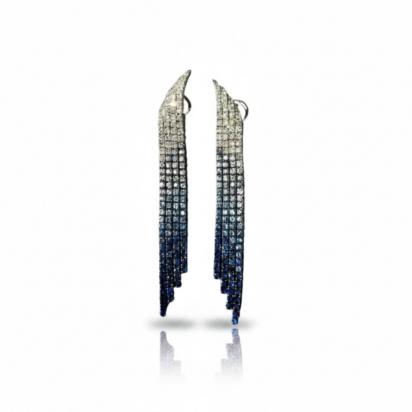 Par de brincos longos em ouro branco 18k, peso 28,2g. Formato ear cuff com franja em cascata de múltiplas fileiras cravejadas em degradê ombré: diamantes brancos no topo transitando gradualmente para