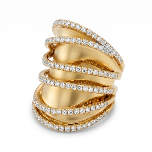 Anel em Ouro Amarelo 18k com Diamantes, peso 16,5g, aro 19. Estrutura em múltiplas bandas onduladas sobrepostas, cada uma bordejada por fileira contínua de diamantes.Campos personalizadosEditar