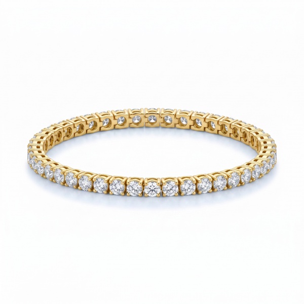 Pulseira riviera em ouro amarelo,cravejada de diamantes lapidação (redondos), em garras quatro pontas e fecho gaveta. Peso bruto: 11,5 g. Peso total dos diamantes: aprox. 5,60 ct aproximadamente 16 cm