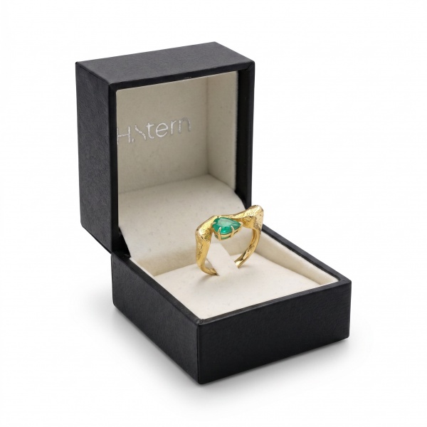 Anel H. Stern em Ouro Amarelo 18k com Esmeralda, peso 5,2g e aro:17,5. Estrutura orgânica e escultural com superfície texturizada/martelada, cravejando esmeralda central em corte pear (gota) de bela c