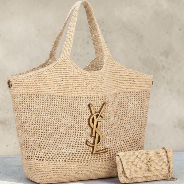 Saint Laurent Icare em Ráfia Natural. Acompanha nécessaire removível e detalhes em metal dourado, incluindo a icônica placa com o logotipo YSL frontal, que adiciona um toque clássico da maison.Acompan