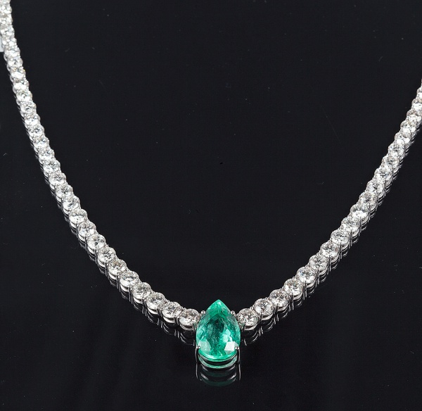 Joias . Rara e maravilhosa gargantilha Riviera em ouro branco 18k, com esmeralda ...