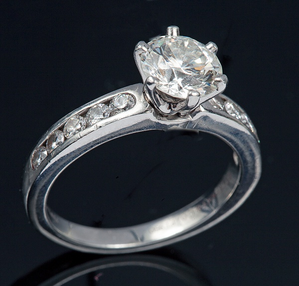 Joias . TIFFANY & Co. Lindo anel solitário em platina, com diamante central de 1,17 ct, ...