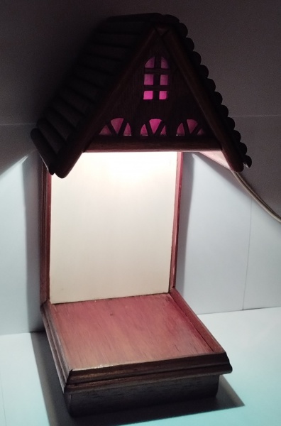 Joias . Belíssima luminária antiga, em formato de casinha chalé, produzida em madeira, ...