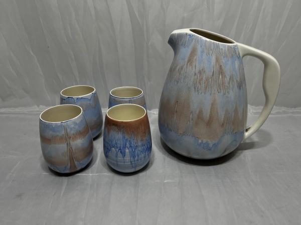 Joias . Jarra com 4 copos em porcelana pintada. Medindo a jarra 21cm de altura, copo ...