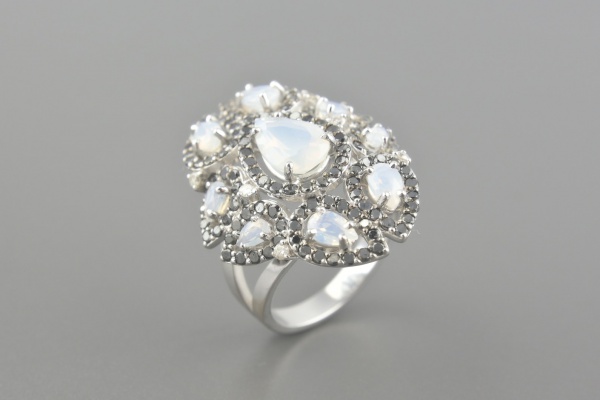 Joias . Anel em Ouro Branco 18k com Opalas Leitosos e Diamantes Negros e Brancos - Aro ...
