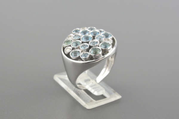 Joias . VIVARA Anel em Ouro Branco 18k com Topázios Azuis e Aprox. 6pts de Brilhantes - ...