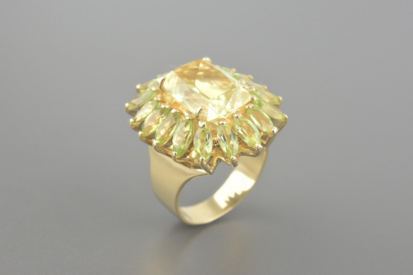Joias . CARLA AMORIM Anel em Ouro Amarelo 18k com Citrino de 14x10mm e Peridotos de ...