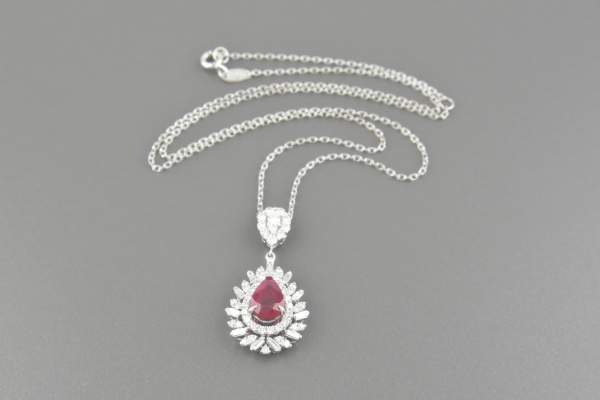Joias . Colar em Ouro Branco 18k com Rubi Lap. Gota de 8.5x6.0mm e Diamantes Lap. ...