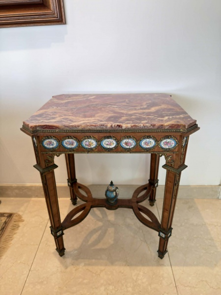 Joias . Excepcional mesa de apoio francesa, do início do séc. XX. Madeira nobre com ...