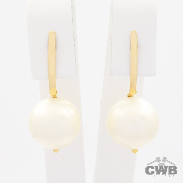 Brincos Ouro Amarelo 18K com Pérolas ARTIFICIAIS de 12mm, 2,7cm de comprimento, peso de 5,9 gramas. Acompanha certificado de garantia CWB LEILÕES.