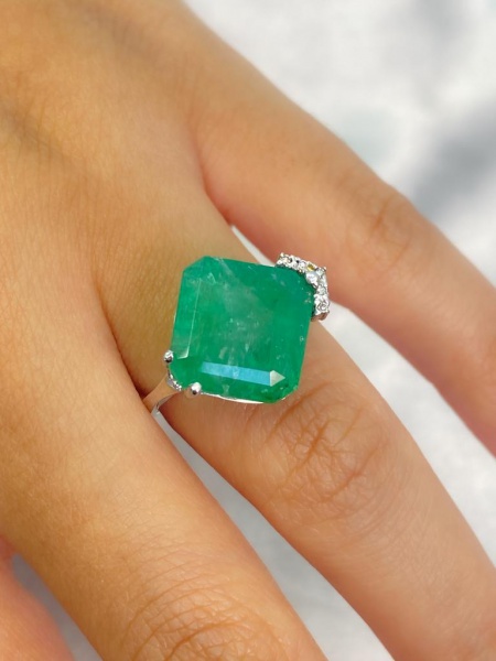 Joias . ANEL, EM OURO BRANCO, 18K, ESMERALDA, ARO: 18, PESO: 4.43 gr, DIAMANTES: 5X ...