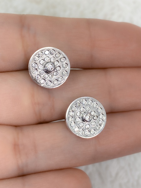 Joias . BRINCO, EM OURO BRANCO, 18K, PESO: 5.95 gr, DIAMANTES: 32x 0,007 - 20x 0,005 - ...