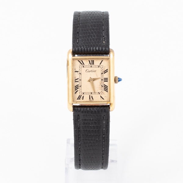Relógio de pulso CARTIER TANK com caixa dourada e pulseira de couro e mostrador com algarismos romanos. Movimento de corda manual / Tam: 2 x 2cm - Sem garantias futuras