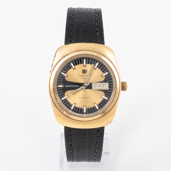 Relógio TISSOT SEASTAR automatico com caixa dourada mostrador com data e dia da semana preto e dourado e com pulseira de couro / Tam: 3,5cm - Sem garantias futuras
