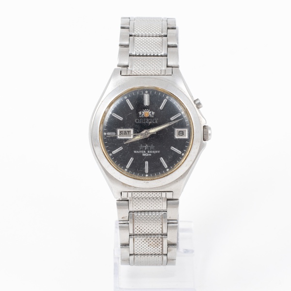 Relógio ORIENT automatico , possui calendário duplo e resistência a água 50mts com mostrador preto / Tam: 3,5cm - Sem garantias futuras