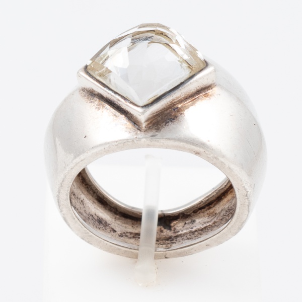 Maxi anel em prata 925 com pedra branca em forma de losango no centro / Peso: 8,5gr / Tam: 19