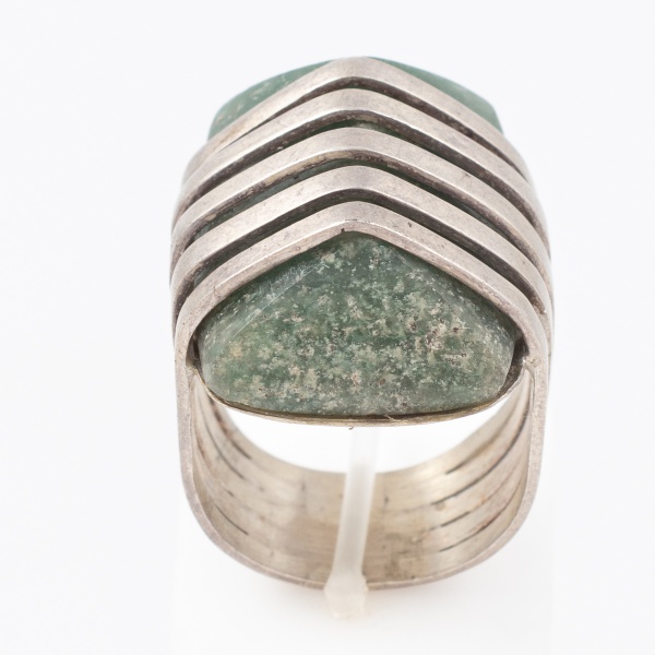 Maxi anel em prata 925 com pedra verde no centro / Peso: 20,2gr / Tam: 17