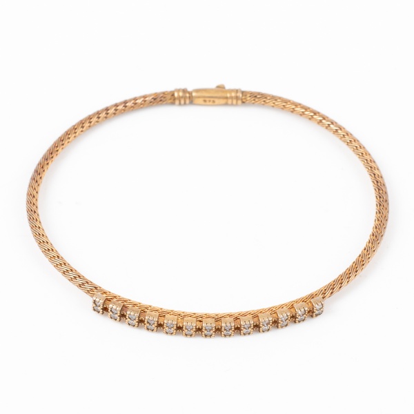 Pulseira dourada com pedrinhas em cima