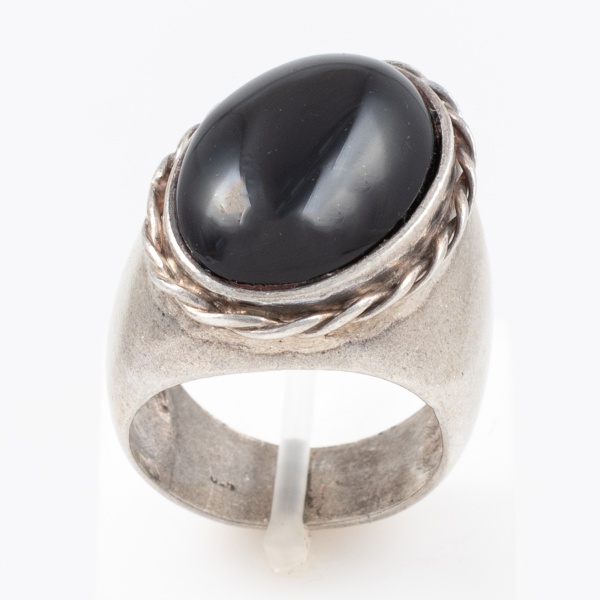 Anel em prata 925 com pedra preta oval no centro / Peso: 11,1gr / Tam:16