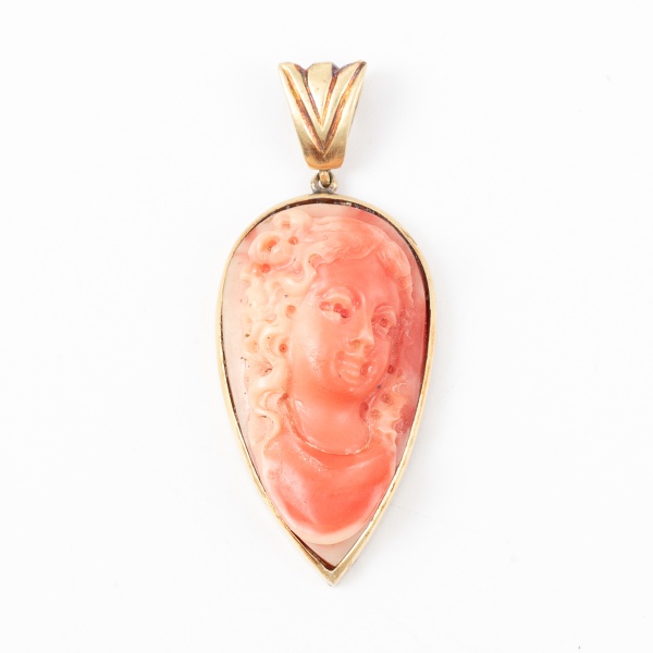 Pingente em coral com ouro, formato de gota com Deusa no centro / tam: 3,5cm / peso: 5,6gr
