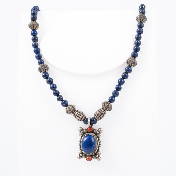 Colar de pedras azuis com detalhes em prata 925 / Pingente azul com coral / Tam: 40cm / Peso: 38gr