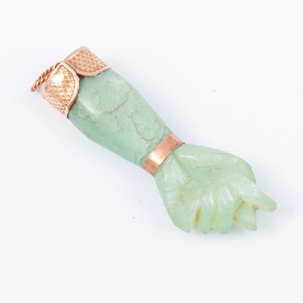 Pingente Figa pedra verde JÓIA DE CRIOULA com detalhes em ouro baixo / Tam: 4cm