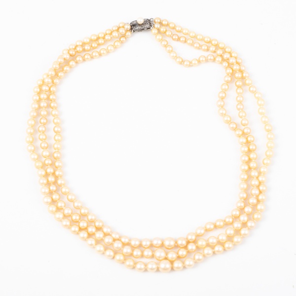 Colar de pérolas 3 voltas com fecho de ouro branco / Tam: 20 cm Cada volta