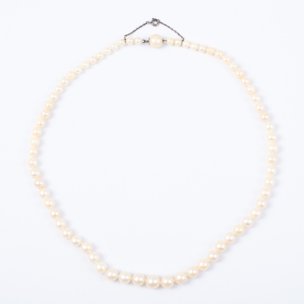 Colar de pérolas com fecho em ouro branco / Tam: 42cm