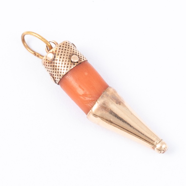 Pingente chifre JÓIA DE CRIOULA, coral com detalhe em ouro baixo / Tam: 3cm