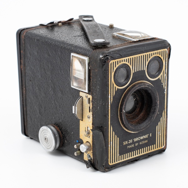 Antiga câmera Kodak Six-20 brownie E com design simples, tipo Caixote com foco manual