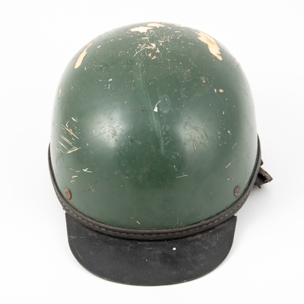 Antigo capacete militar verde. Com desgaste de uso