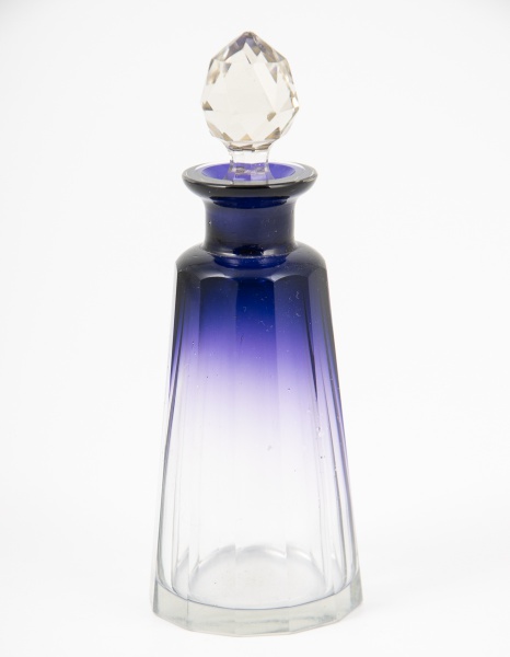 Perfumeiro de cristal Vintage com degrade roxo e tampa facetada. Tem estilo Art Deco. / Tam:14cm