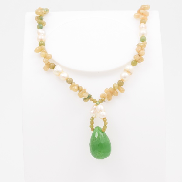 Colar com pedras e pérolas com fecho de prata / Tam: 55cm