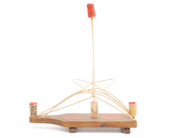 Escultura Artesanal confeccionada com material reciclado. Peça única com assinatura MARCELO CONCEIÇÃO. Altura: